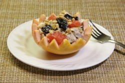 название картинки Салат с курицей в грейпфруте