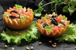 название картинки Салат с курицей в грейпфруте