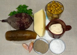 Салат Виолетта со свеклой и солеными огурцами