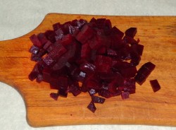 Салат Виолетта со свеклой и солеными огурцами