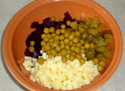 Салат Виолетта со свеклой и солеными огурцами