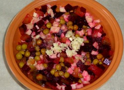 Салат Виолетта со свеклой и солеными огурцами