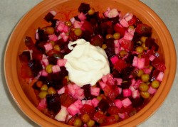 Салат Виолетта со свеклой и солеными огурцами