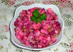 Салат Виолетта со свеклой и солеными огурцами