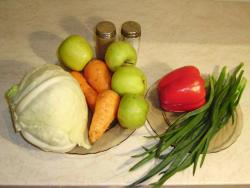 Салат витаминный из капусты, яблок и моркови