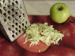 Салат витаминный из капусты, яблок и моркови