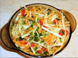 Салат витаминный из капусты, яблок и моркови