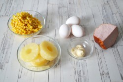 Салат Вкусняшка с ананасами