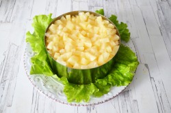 Салат Вкусняшка с ананасами