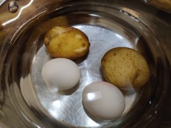 Салат с солеными огурцами яйцами и картошкой