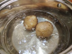 Салат с солеными огурцами яйцами и картошкой