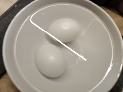 Салат с солеными огурцами яйцами и картошкой