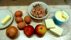 название картинки Салат Хризантема с плавленным сыром тунцом и яблоками