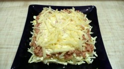 название картинки Салат Хризантема с плавленным сыром тунцом и яблоками