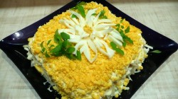 название картинки Салат Хризантема с плавленным сыром тунцом и яблоками