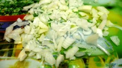 название картинки Салат Хризантема с плавленным сыром тунцом и яблоками