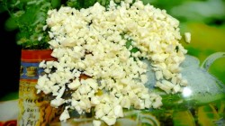 название картинки Салат Хризантема с плавленным сыром тунцом и яблоками