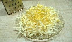 название картинки Салат Хризантема с плавленным сыром тунцом и яблоками