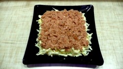 название картинки Салат Хризантема с плавленным сыром тунцом и яблоками