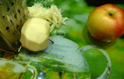 название картинки Салат Хризантема с плавленным сыром тунцом и яблоками