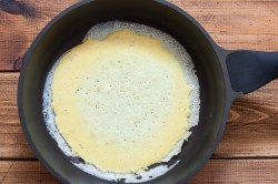 Салат Загадка для гостей с яичными блинчиками