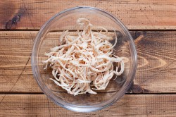 Салат Загадка для гостей с яичными блинчиками