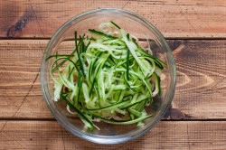 Салат Загадка для гостей с яичными блинчиками