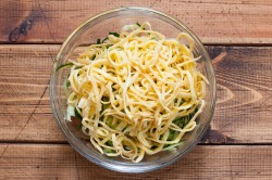 Салат Загадка для гостей с яичными блинчиками