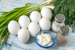 название картинки Салат зеленый лук с яйцом