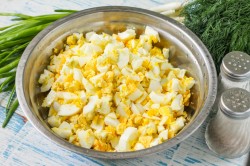 название картинки Салат зеленый лук с яйцом