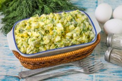 название картинки Салат зеленый лук с яйцом