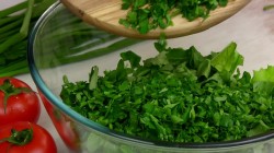 название картинки Салат зелёный с орешками и ветчиной