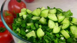 название картинки Салат зелёный с орешками и ветчиной