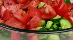 название картинки Салат зелёный с орешками и ветчиной