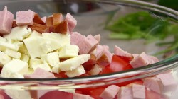 название картинки Салат зелёный с орешками и ветчиной