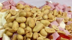 название картинки Салат зелёный с орешками и ветчиной