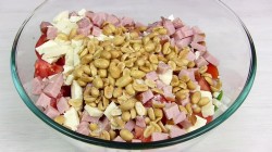 название картинки Салат зелёный с орешками и ветчиной