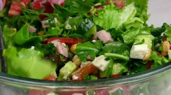 название картинки Салат зелёный с орешками и ветчиной