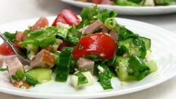 название картинки Салат зелёный с орешками и ветчиной