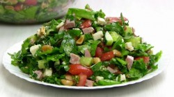 название картинки Салат зелёный с орешками и ветчиной