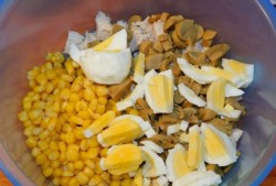 Салат с грибами и кукурузой консервированными