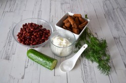 Салат с красной фасолью и сухариками