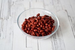 Салат с красной фасолью и сухариками