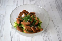 Салат с красной фасолью и сухариками