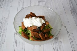 Салат с красной фасолью и сухариками