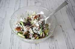 Салат с красной фасолью и сухариками