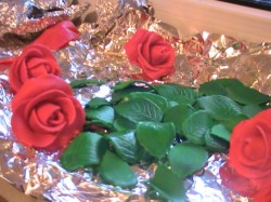 Торт с бантом из мастики Букет роз - шаг 9