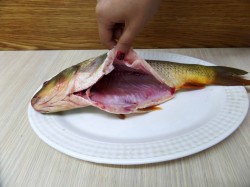 Сазан в духовке целиком