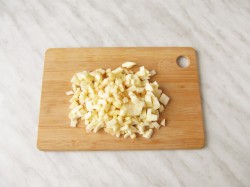 Булочки-рогалики из дрожжевого теста с яблоками