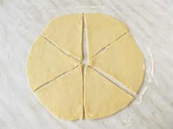 Булочки-рогалики из дрожжевого теста с яблоками